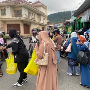 Alumni Tahun 2007 FISIP Unismuh Luwuk Banggai Berbagi Takjil Berbuka Puasa