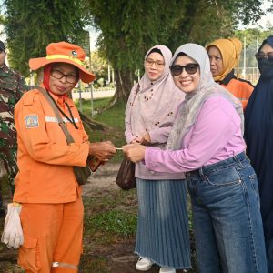 PWP Pertamina Drilling Berbagi di Momen Bulan Suci Ramadan, Salurkan Bantuan untuk Petugas Kebersihan Jalan