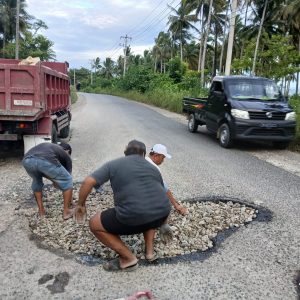 Jelang Lebaran, PUPR Banggai Tambal Sulam Ruas Jalan Bunga – Lambangan, Kabid Bina Marga: Demi Kenyamanan Pengendara