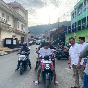 Unismuh Luwuk Banggai Berbagi Takjil Berbuka Puasa