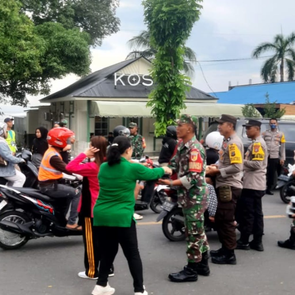 Sinergi di Momen Ramadan, Polsek dan Koramil Luwuk Bagikan Ratusan Paket Takjil