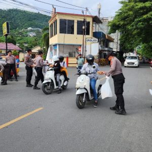Samapta Polres Banggai Sebar Takjil Berbuka Puasa, Berbagi Kebahagiaan di Momen Ramadan