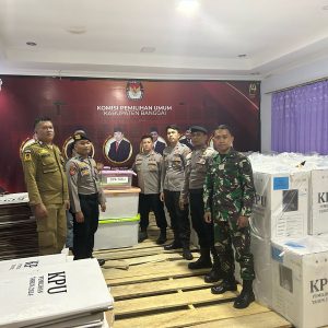 Personel TNI dan Polri Jaga Ketat Logistik Hasil PSU di Gudang KPU Banggai