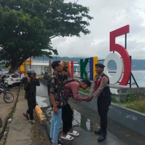 Anggota Polres Banggai Patroli di Objek Wisata Kilo Lima Luwuk pada Puncak Libur Lebaran Idulfitri 1446 Hijriah