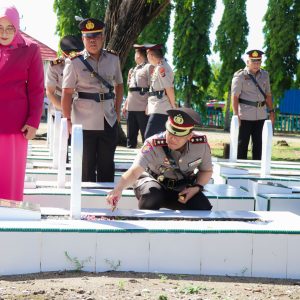 Kapolres Banggai Pimpin Upacara Ziarah dan Tabur Bunga di TMP Tanjung Tuwis Luwuk