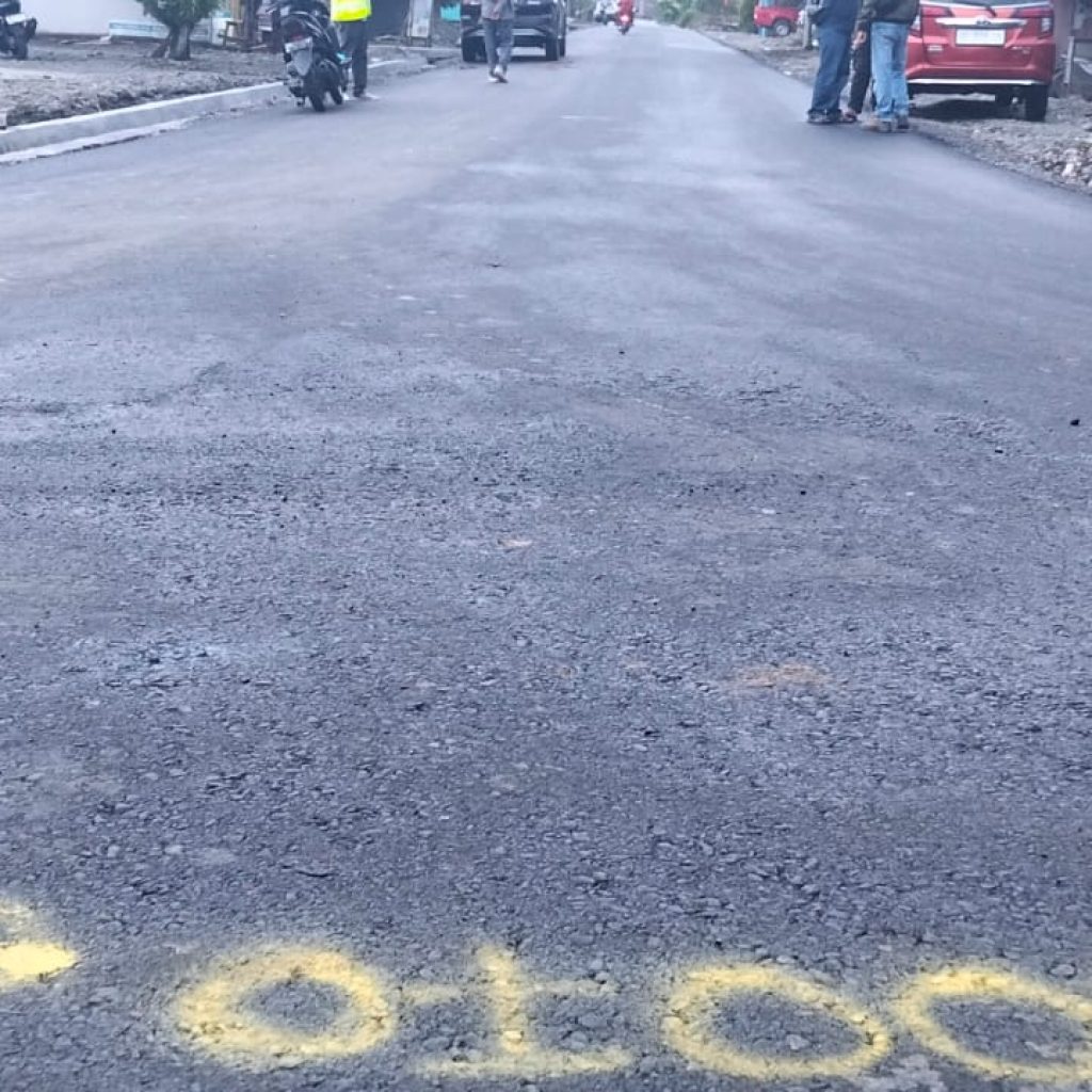 Di Bawah Cahaya Lampu, PUPR Banggai Kebut Pengaspalan Ruas Tirta Kencana–Makapa