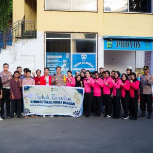 Polres Banggai Bersama Mahasiswa Berbagi Takjil, Satukan Langkah di Bulan Suci Ramadan