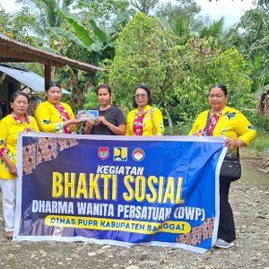 Menebar Kasih Jelang Nyepi, DWP Dinas PUPR Banggai Salurkan Bantuan kepada Warga dan Pinandita di Desa Masungkang