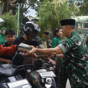 Momentum Ramadhan, Dandim 1308 Luwuk Banggai Bersama Anggota Bagikan Takjil untuk Warga