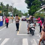 Polsek Nuhon Bagikan Takjil untuk Pemudik di Jalur Perbatasan Banggai dan Touna