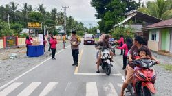 Polsek Nuhon Bagikan Takjil untuk Pemudik di Jalur Perbatasan Banggai dan Touna