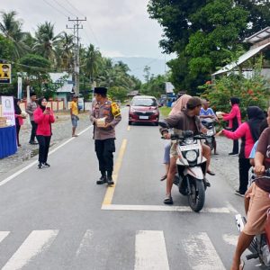 Polsek Nuhon Bagikan Takjil untuk Pemudik di Jalur Perbatasan Banggai dan Touna
