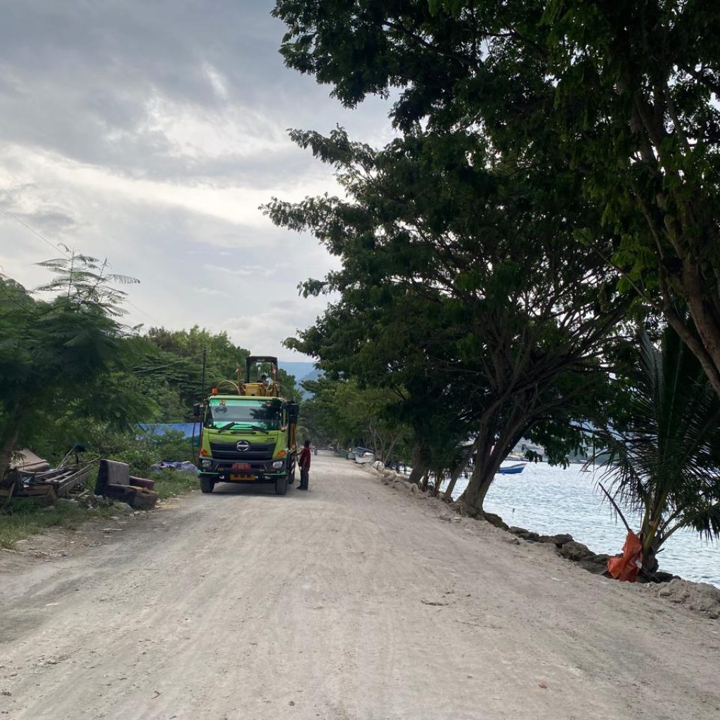 Jelang Lebaran, PUPR Banggai Perbaiki Jalan Rusak di Pesisir Maahas – Kilo Lima Luwuk