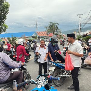 Satreskrim Polres Banggai Bagikan Ratusan Takjil, Pererat Kedekatan dengan Warga Luwuk