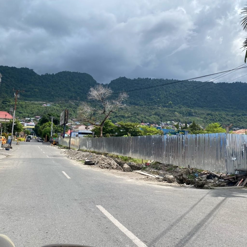 Pembersihan Saluran Air di Pusat Kota Luwuk Terus Berlanjut, Endapan Lumpur Diangkut dari Drainase
