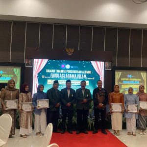 Ramah Tamah FAI Unismuh Luwuk, Sejumlah Alumni Berprestasi Terima Penghargaan